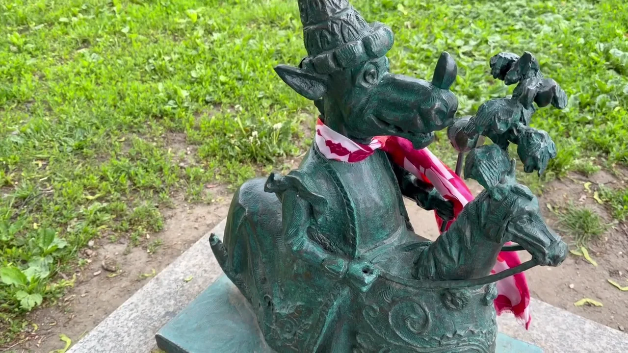 Small dragon sculpture on Kraków Dragon Trail