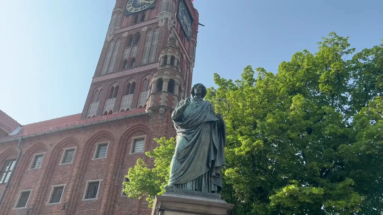 Copernicus monument and Old Town Hall in Toruń