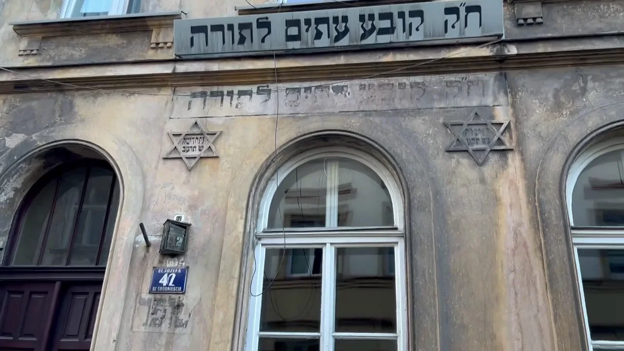 A historic Jewish institutional façade in Kraków’s Kazimierz district with Hebrew lettering.