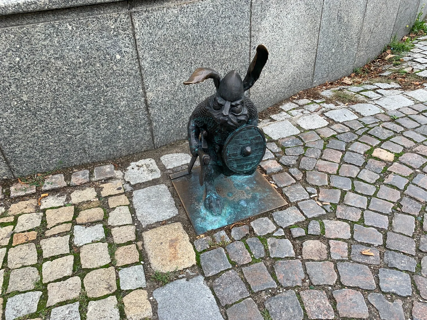 Original Brit in Poland photograph: Trakt Królewski w Gnieźnie (króliki) (Gniezno statue.JPEG)