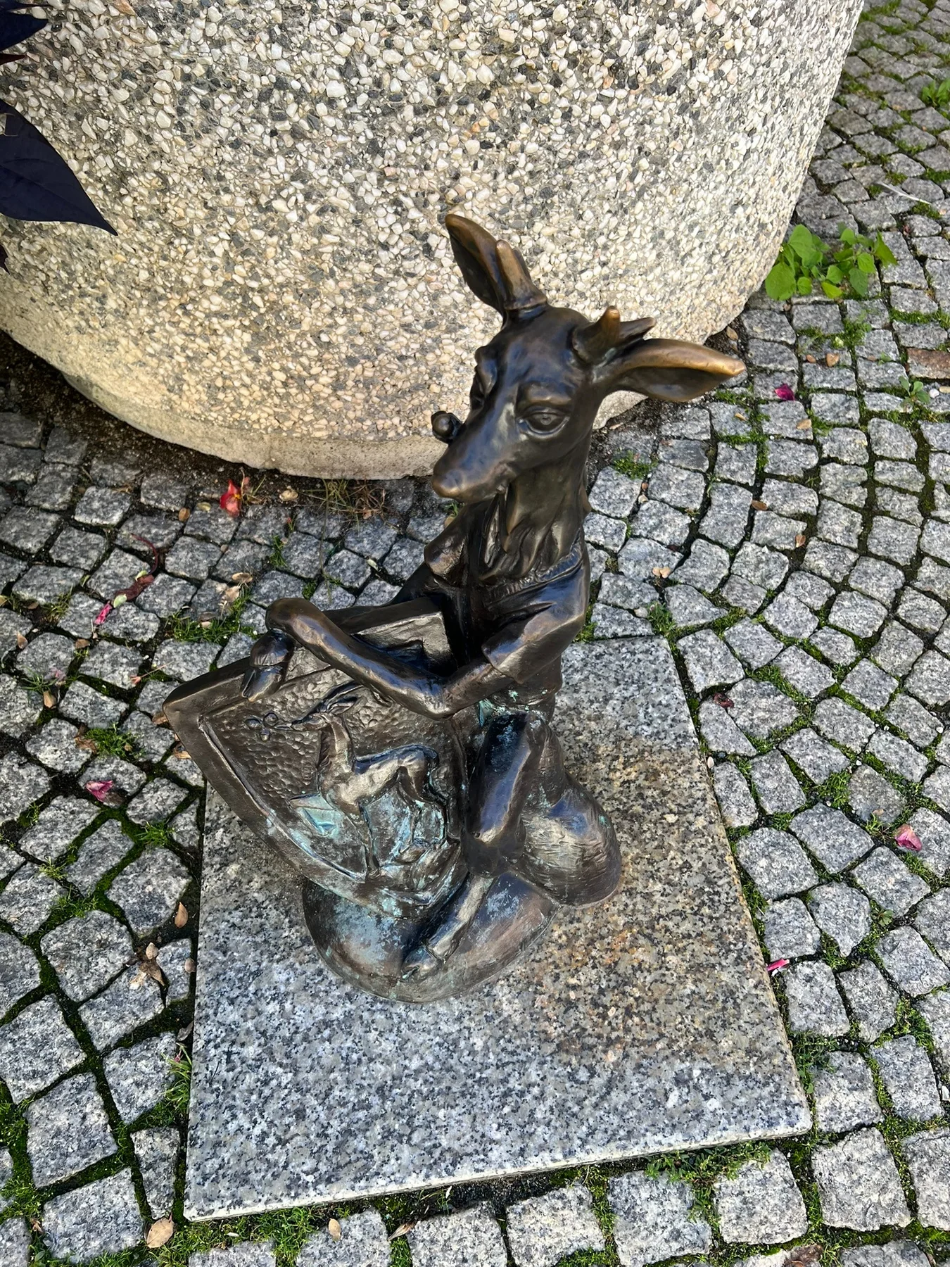 Original Brit in Poland photograph: Jeleniogórskie Jelonki (Jelenia Gora statue.JPEG)