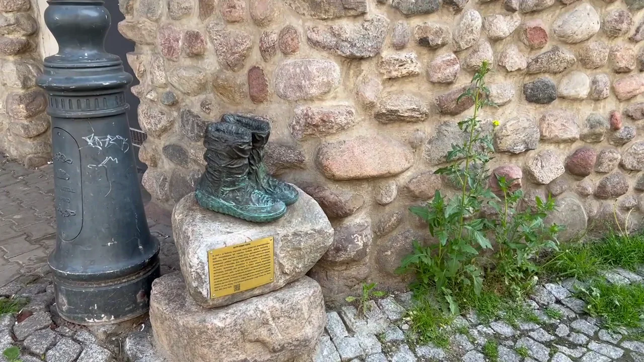 Original Brit in Poland photograph: Szlak Przemysłu (Radom statue.png)