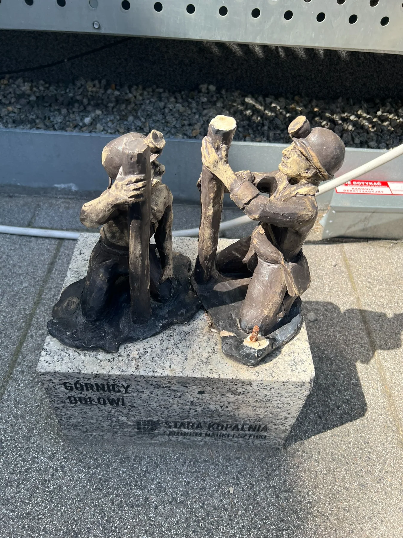 Original Brit in Poland photograph: Gwarki wałbrzyskie (Walbrzch statue.JPEG)