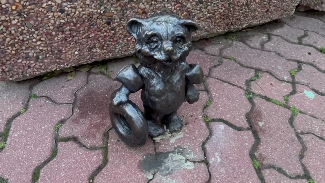 Original Brit in Poland photograph: Bemisie (Warsaw Bear.png)