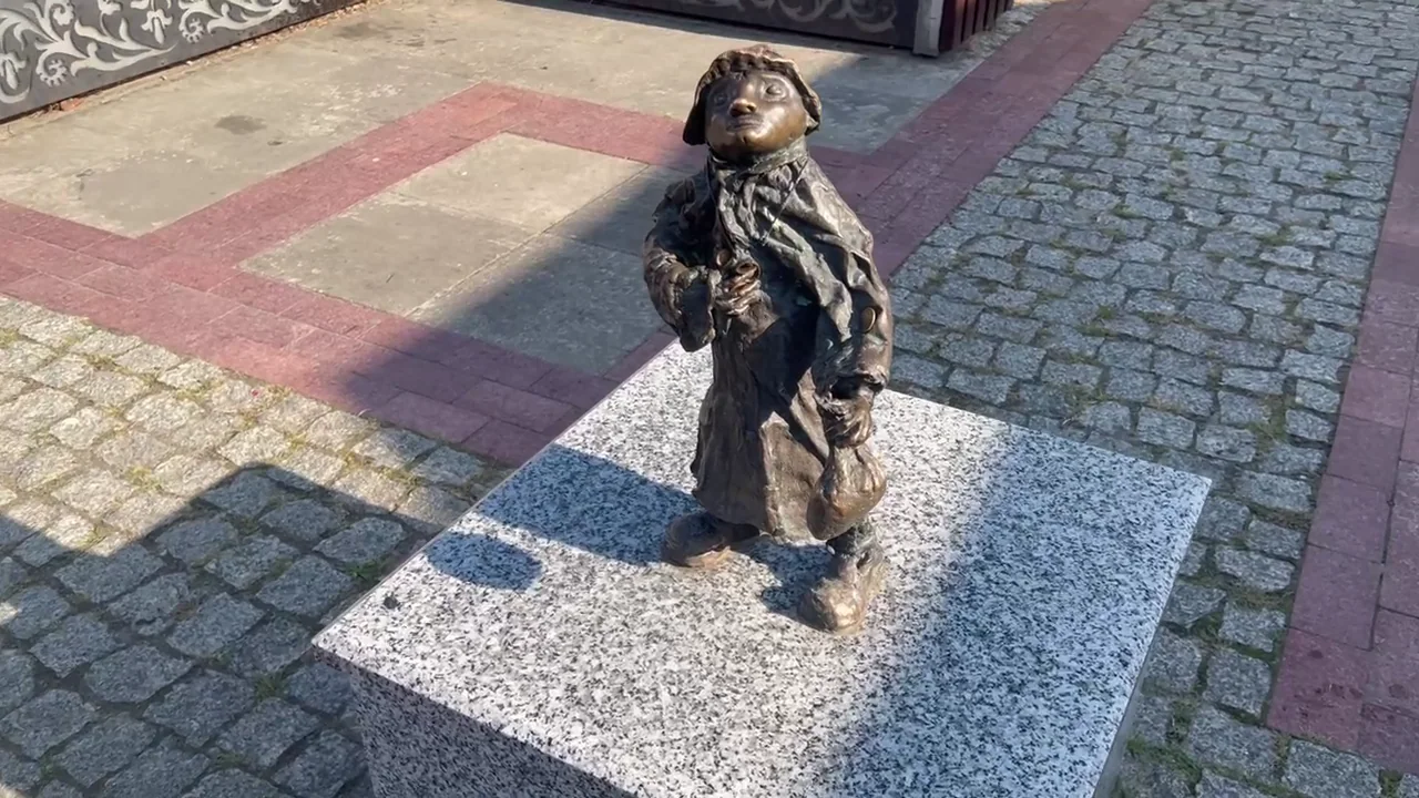 Original Brit in Poland photograph: Leśmianowski Szlak Literacki (Zamosc statue.png)