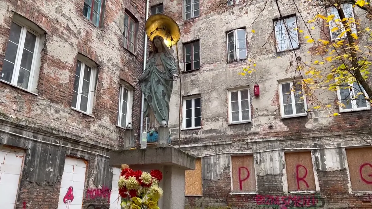 A residential courtyard shrine within Praga’s historic tenements