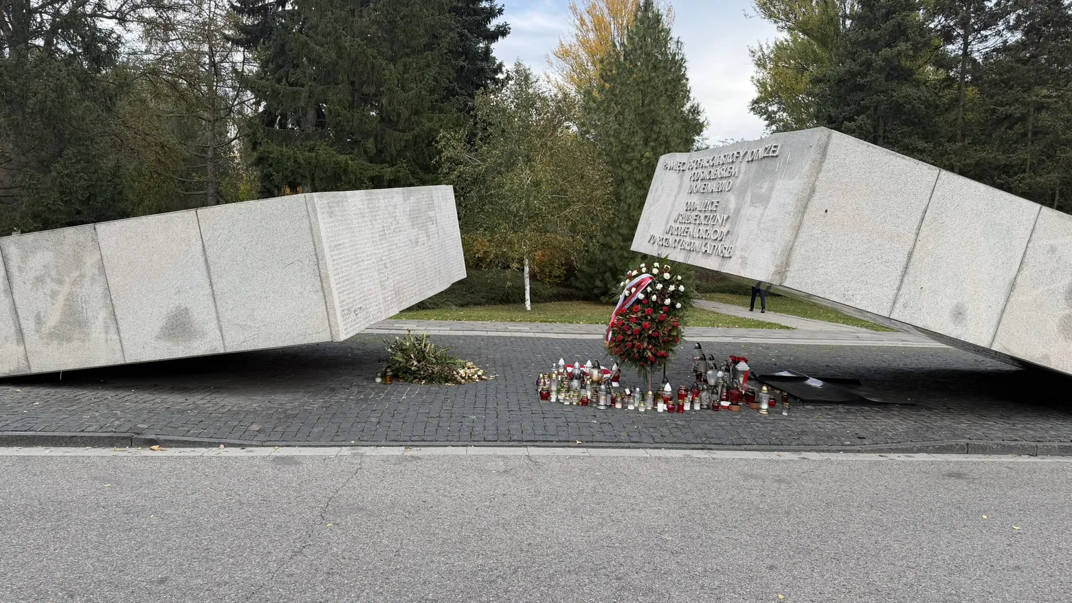 The memorial to the 96 victims of the Smolensk air disaster of 10 April 2010.