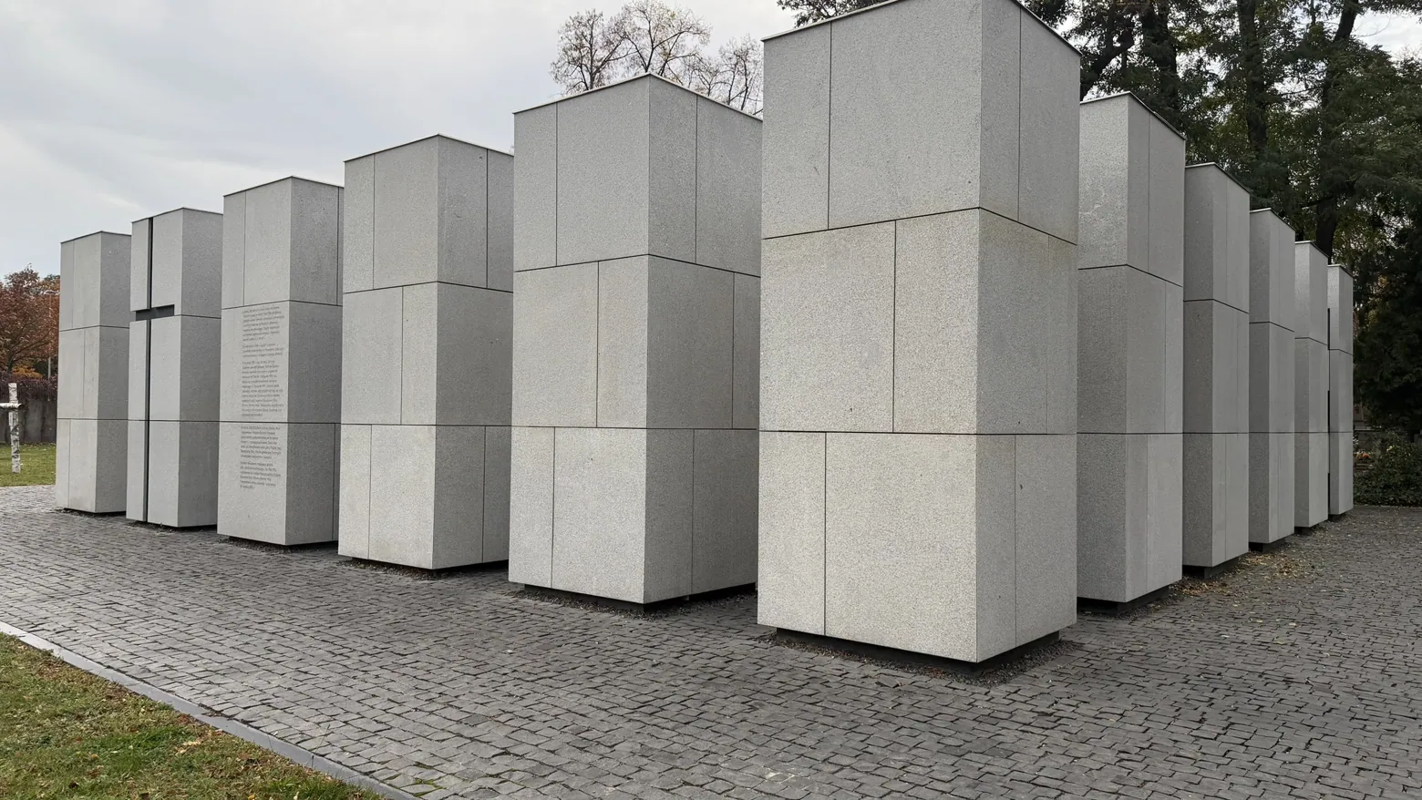 The white memorial blocks of the Panteon–Mauzoleum in the Łączka area.
