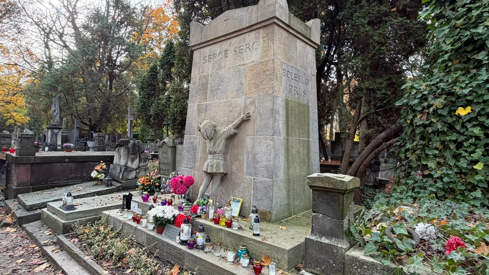 Bolesław Prus’s grave at Old Powązki, with a sculpted child reaching toward the monument and the inscription Serce serc