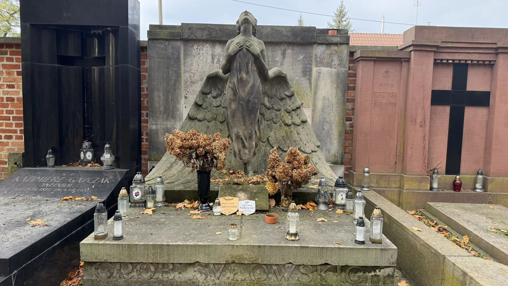 Stanisław Jackowski’s angel with upturned wings on the Sułowski family tomb at Old Powązki