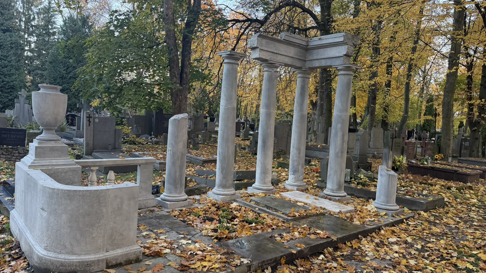 Photograph of Warsaw Orthodox Cemetery: A family monument with classical columns; photographed at the Orthodox Cemetery.
