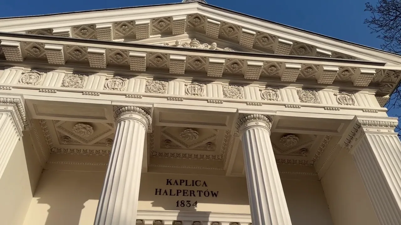The monumental portico of the Halpert chapel in the Lutheran cemetery.