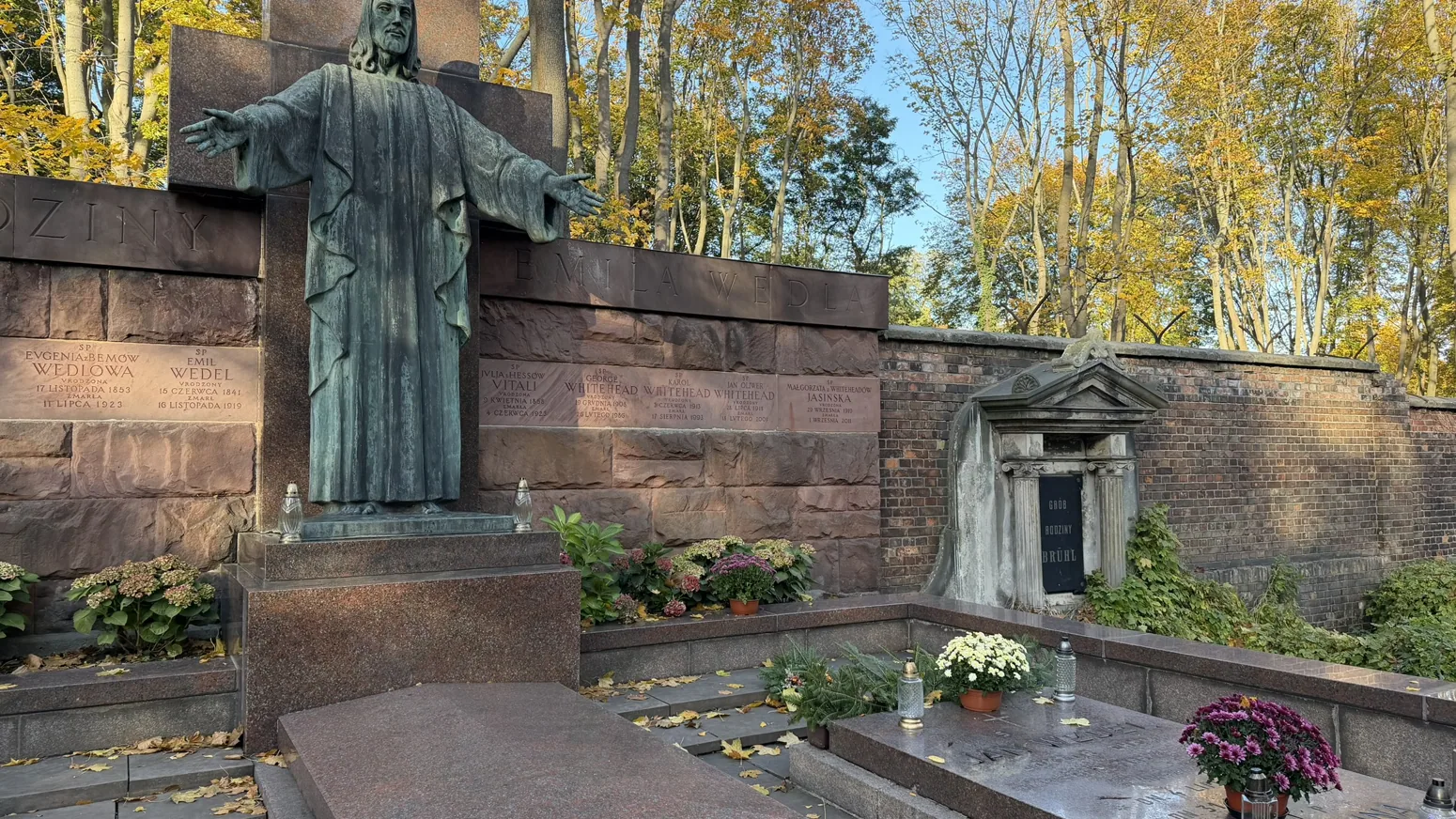 Sculptural funerary monument in the Evangelical-Augsburg Cemetery.