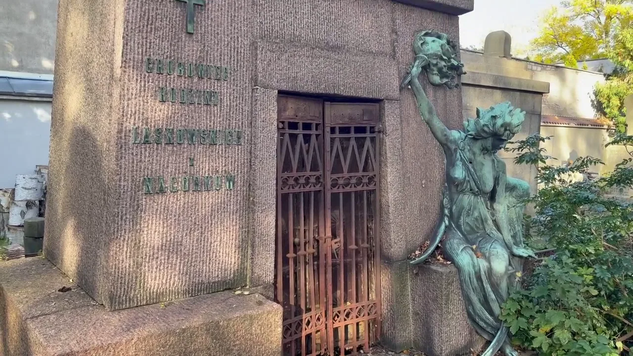Sculptural detail beside a family tomb in the Reformed cemetery.