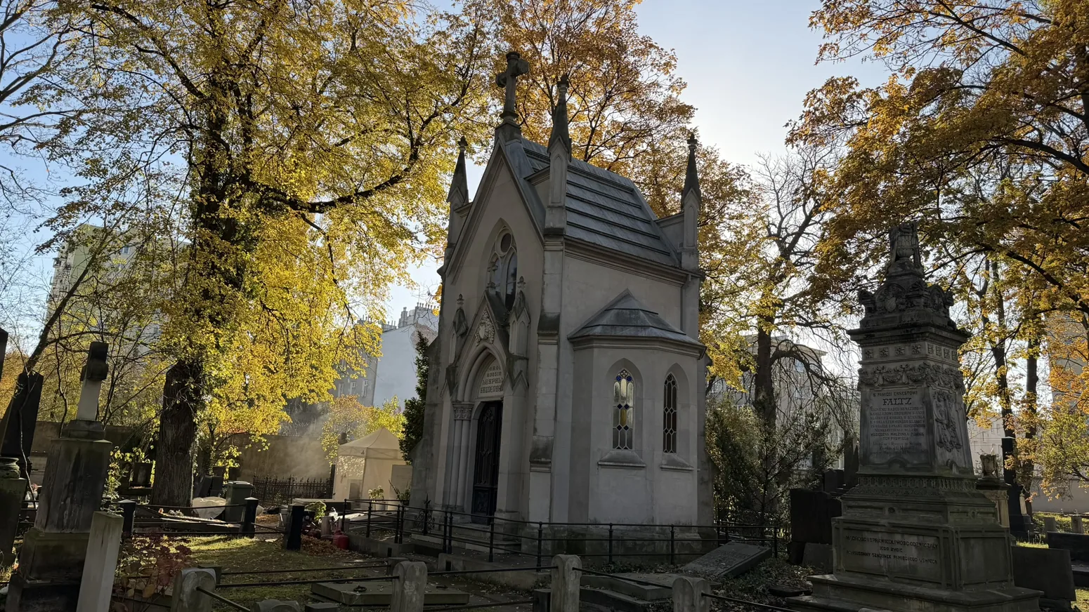 Gothic Revival family chapel and surrounding monuments in the Reformed cemetery.