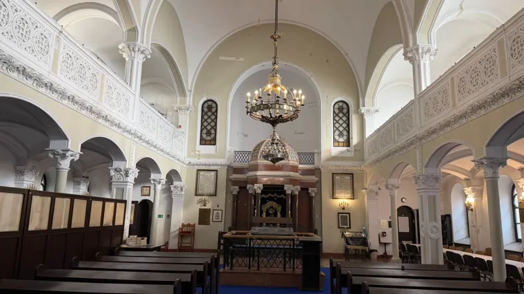 Inside the Nożyk Synagogue
