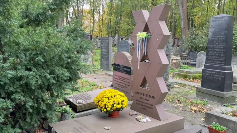 The neighbouring graves of Marek Edelman and Adina Blady-Szwajger