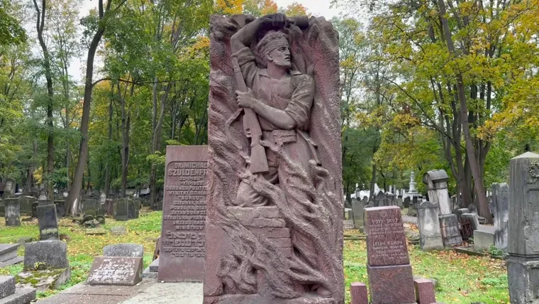 The Bund and Cukunft memorial at Okopowa