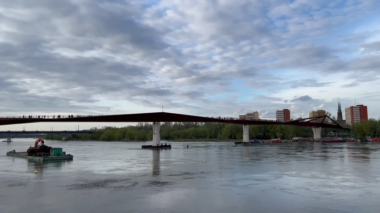Magdalena Abakanowicz pedestrian and cycle bridge across the Vistula